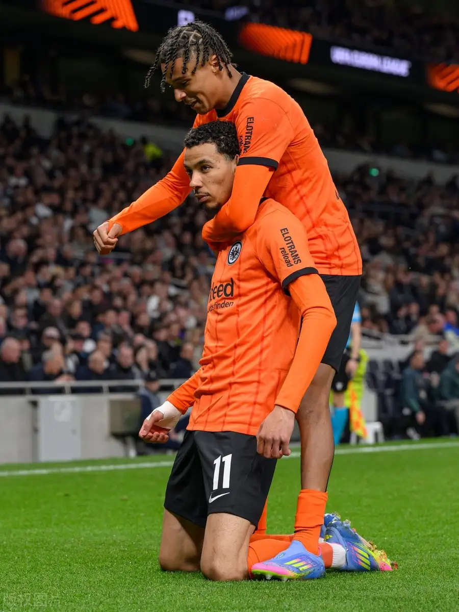 包含关键时刻突围战来临，巴塞罗那围绕欧联伤情更新，引发热议，轮换策略成焦点的词条